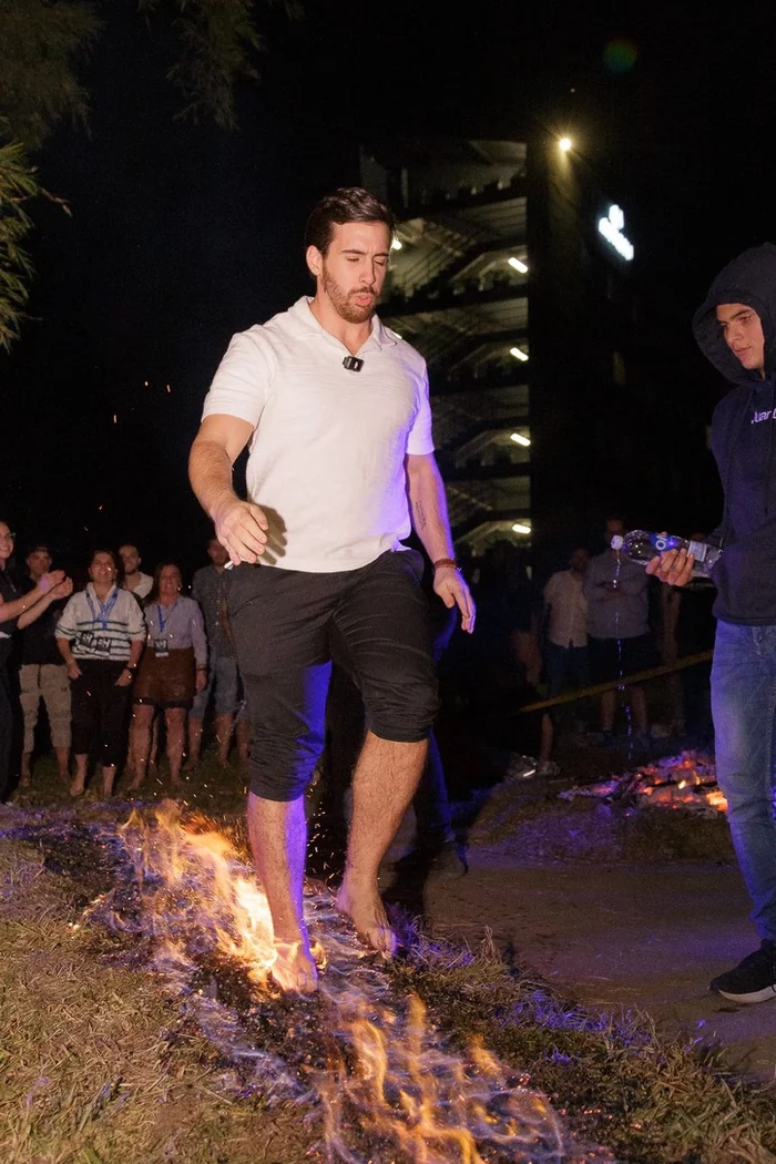 Marcos Razzetti caminando sobre fuego